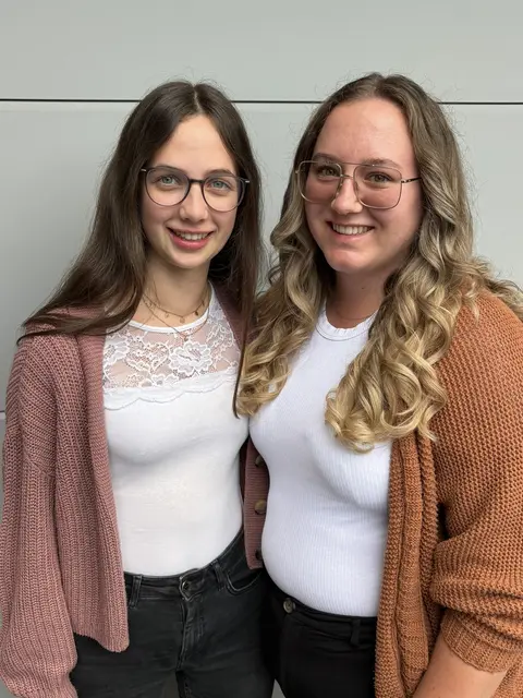 LehrlingsRedakteurin Eva unterhielt sich mit ihrer Kollegin Laura über Hörschutz und Kurzsichtigkeit. | Foto: Eva-Magdalena Lehner