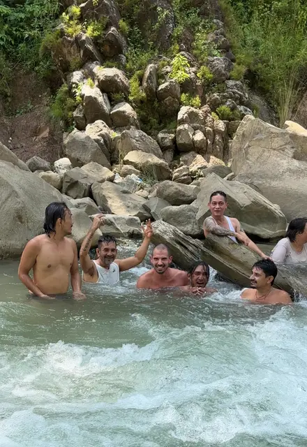 Stefan Liebhart (2.v.li.) studiert an der FH St. Pölten und absolviert aktuell sein Praktikum in einer Drogentherapieeinrichtung.  | Foto: Stefan Liebhart