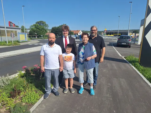 Es freuen sich über den Kreisverkehr Hafenstraße / Rechte Kremszeile 
v.li.n.re.: GR Kemal Yayla (Vorsitzender) mit Söhnchen Emin, Paul Bergmaier (Junge Generation der SPÖ), Ulli Leidenfrost (Beisitzerin, Seniorensprecherin) und Klaus Bergmaier (Kassier) | Foto: SPÖ Krems