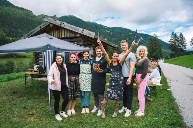 Mit vollem Einsatz und bestens gelaunt waren auch die Familien Massani und Strickner mit ihren Original Naviser Kiachl vertreten. | Foto: Pernsteiner