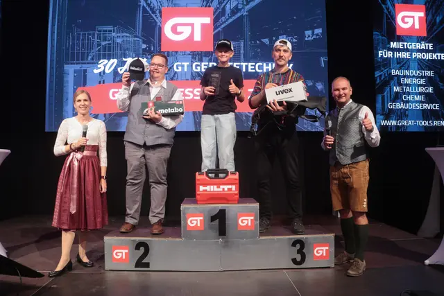 Gewinner der Simulatoren Rallye der Jännerrallye Freistadt GmbH mit Michaela Hoffmann (DieModeratorin) und Thomas Egger (Geschäftsleitung Gerätetechnik) | Foto: eventfoto.at / Foto Andreas Maringer