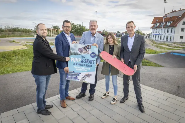 Roman Feucht (Gruppe Sport, Jugend &amp; Archiv), Sportstadtrat LAbg. Philipp Gerstenmayer, Bürgermeister Klaus Schneeberger, Lisa Salinger (MÄX) und Stadtrat Philipp Gruber. | Foto: Stadt Wiener Neustadt/Weller