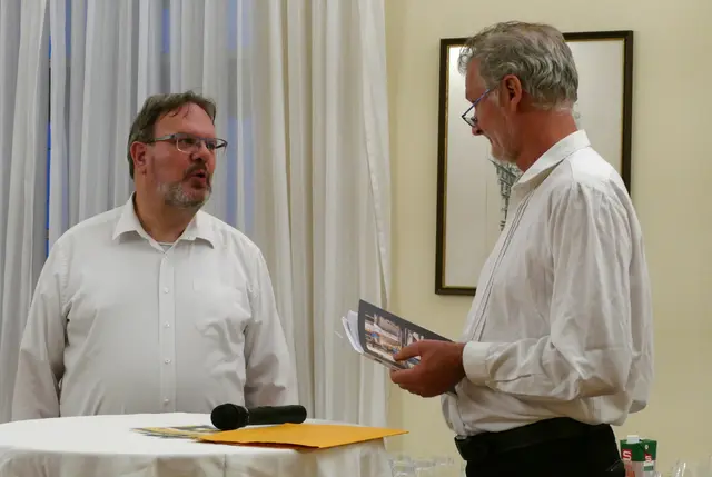 Moderator Walter Schreiber (l.) ließ sich von Kircheneckleiter Robert Hautz Einblicke in die Entstehung der Brunnenlesungen geben. | Foto: Kircheneck