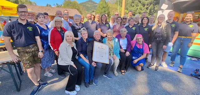 Aktive und auch ehemalige Mitglieder des Theatervereins Katsch gratulierten dem neuen Ehrenobmann Walter Stöckl. | Foto: Seifter
