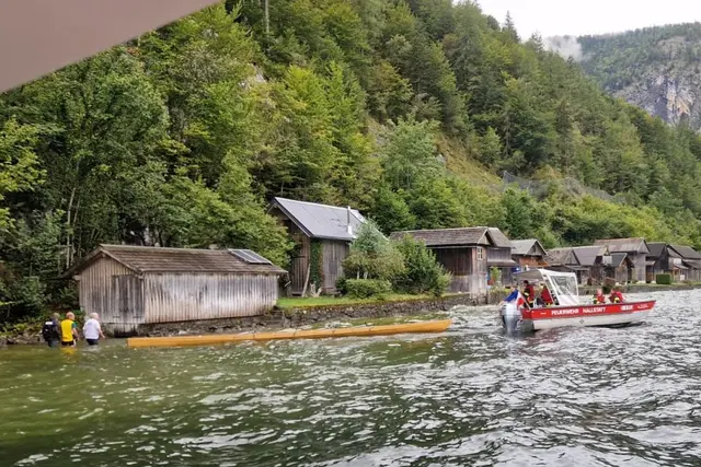 Die Einsatzkräfte der Wasserrettungen Hallstatt und Bad Goisern und der Feuerwehr halfen den Wassersportlern. | Foto: Österreichische Wasserrettung Landesverband OÖ