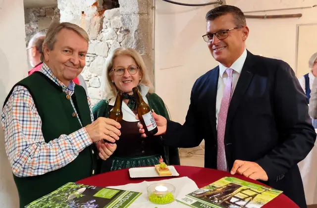 Im Vorjahr mit dabei: Klaus Huber, Präsident des Stelzhamerbunds, mit seiner Gattin und Leader-Manager Manfred Hinterdorfer. | Foto: Mauthausen Tourismus