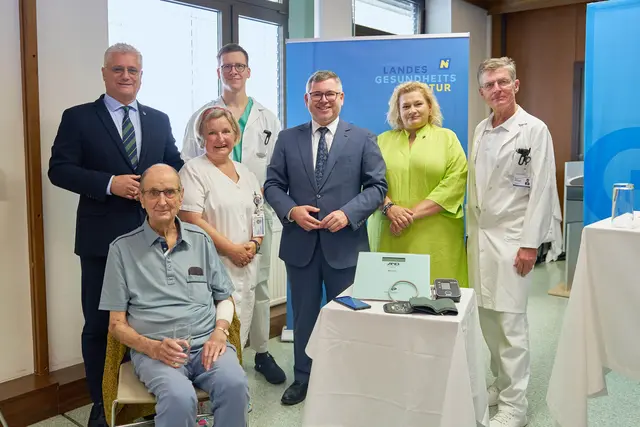 Landesrat und NÖGUS-Vorsitzender Martin Antauer, Dipl. Gesundheits- und Krankenpflegerin und Herzinsuffizienzberaterin Ulrike Materna, Oberarzt Martin Grübler, Landesrat Ludwig Schleritzko, NÖ LGA Vorständin Elisabeth Bräutigam, Prim. Franz Xaver Roithinger und vorne sitzend Patient Karl Grandl | Foto: NÖ LGA / Philipp Monihart