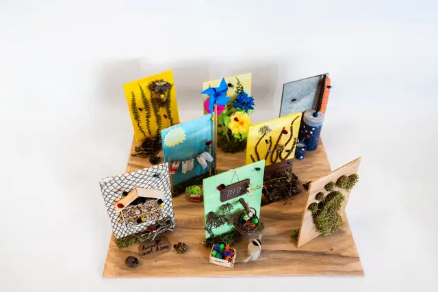 Die Bastelarbeit zeigt mehrere Gartenszenen auf einer Holzplatte mit Bezug zum Umweltschutz-Thema. | Foto: Stefan Zamisch