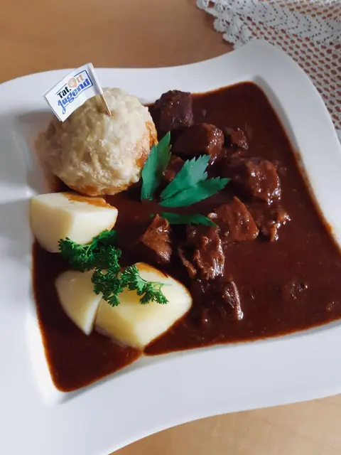 Ältere Menschen aus Kuchl und Umgebung wurden interviewt, um traditionelle Rezepte, Erinnerungen und Tipps zu sammeln. Einige der Rezepte wurden von Projektmitgliedern zuhause nachgekocht, um authentische Fotos und genaue Anleitungen für das geplante Kochbuch zu erstellen. | Foto: LJ Kuchl