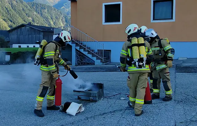 Einsatzkräfte der Freiwilligen Feuerwehr Schwendau löschen einen Friteusenbrand in einer Restaurantküche. | Foto: zoom.tirol