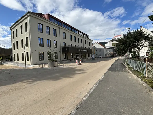Schaut schon gut aus: die Begegnungszone vor dem Gesundheitscampus in Kapfenberg ist so gut wie fertig. | Foto: MeinBezirk/Angelika Kern