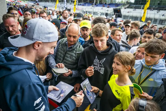Die Fans holten sich Autogramme. | Foto: Red Bull Content Pool