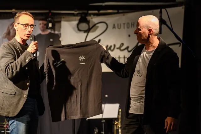 Bürgermeister Günter Salchner gratulierte zum runden Geburtstag und überreichte T-Shirts mit den Logos des Lech Groove Orchestra und der Stadtgemeinde Reutte. | Foto: Alois Redolfi