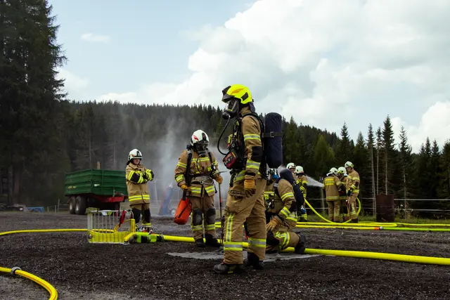 Eine sogenannte "Alarmstufe-4-Übung" führten acht Feuerwehren aus dem Lungau mit ingesamt 112 Einsatzkräften bei der Aineckbahn in St. Margarethen am 13. September 2025 durch. | Foto: BSBÖ OVI Keidel Thomas