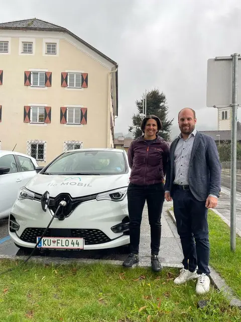 Bürgermeister Marco Mösel und Vizebürgermeisterin Veronika Seidl-König mit dem Flo Mobil in Natters.  | Foto: Privat