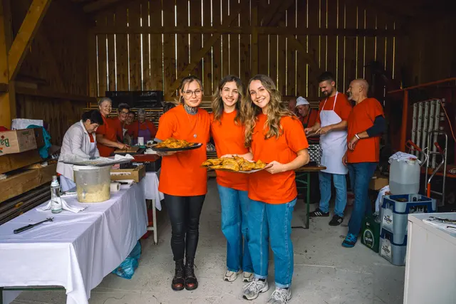 Vanessa, Anna und Emma mit original Trinser Krapfen. | Foto: Pernsteiner