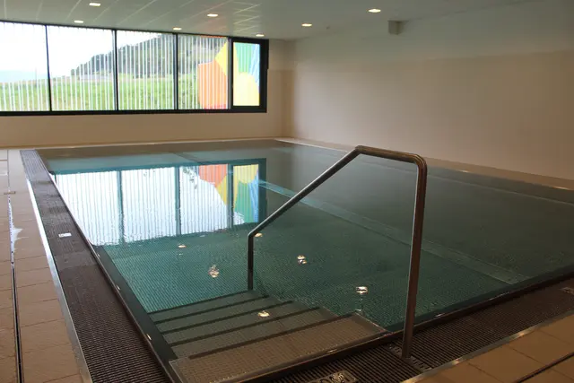 Im Therapiebecken finden Bewegungstherapien und Eltern-Kind-Schwimmen statt.