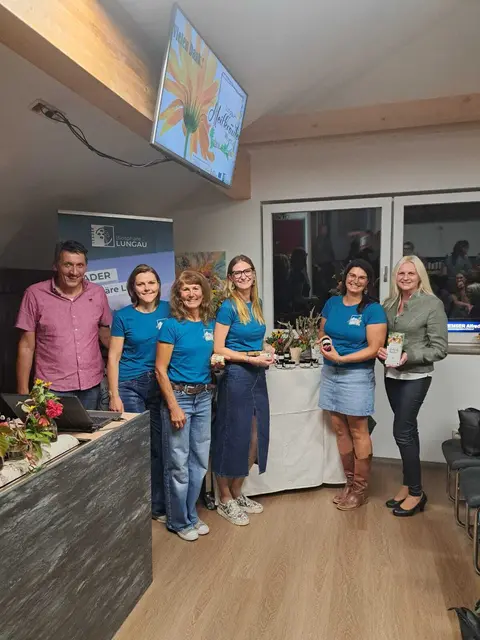 Von li. nach re.: Hans Schiefer (Familie Schiefer OG), Edith Schiefer, Monika Pöllitzer, Iris Zitz, Petra Prodinger (alle Verein Lungauer Heilkräuterwissen) und Mag. Petra Lüftenegger (GF LEADER Biosphäre Lungau) | Foto: Verein Lungauer Heilkräuterwissen