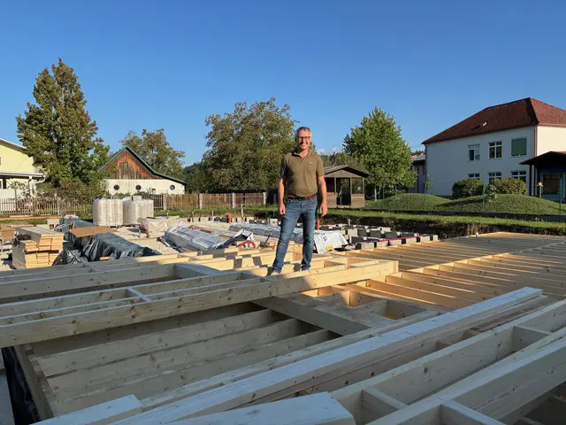 Mario Schwagerle auf der Baustelle seiner Objekte in Tainach: Er freut sich, nach Lieferverzögerungen jetzt das Bauprojekt umsetzen zu können. | Foto: MeinBezirk.at