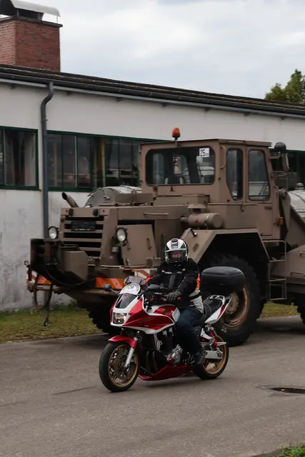 Die Biker hielten in Ampflwang und erkundeten die alten Lokschuppen. | Foto: Hausruckwald Tourismus/Ines Preuner