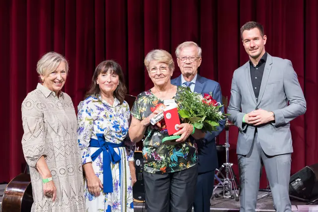 Ein Sonderpreis ging an Gertraud Friedrich (m.) vom KGV Schafbergsiedlung im 17. Bezirk. Die Bastelarbeit zeigt mehrere Gartenszenen auf einer Holzplatte mit Bezug auf den Umweltschutz. | Foto: Stefan Zamisch