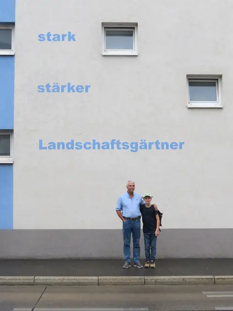 Das Motto der Gartengestaltung von Reinhard Müller prangt gut lesbar auf der Hausfassade. | Foto: Sabine Krammer/MeinBezirk