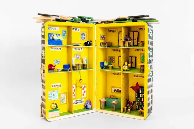 Das aufklappbare Bienenhotel von Renée und Andreas Klos schaffte es auf den ersten Platz des 28. Kleingartenpreis.  | Foto: Stefan Zamisch