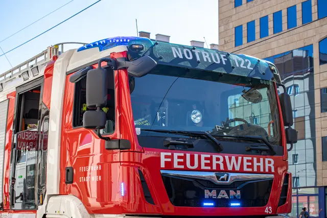 Balkon in Vollbrand geraten: Die Feuerwehr war mit insgesamt 35 Kräften und acht Fahrzeugen vor Ort.(Symbolfoto) | Foto: Tobias Steinmaurer / picturedesk.com