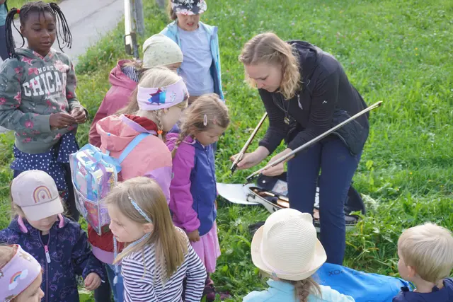 Wie wird so ein Bogen eigentlich gespannt? Das haben sich die Kinder genau angeschaut.  | Foto: AMG