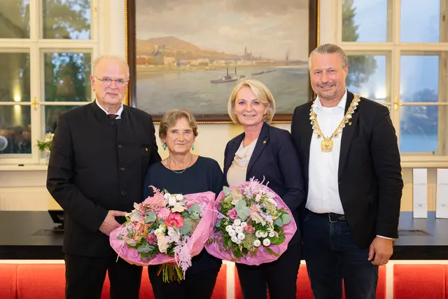 v.li.n.re.: der frühere Bürgermeister und neue Ehrenbürger Reinhard Resch mit Gattin Erika, Vizebürgermeisterin Eva Hollerer, Kulturgemeinderätin Elisabeth Kreuzhuber und Bürgermeister Peter Molnar | Foto: Photo Simonis