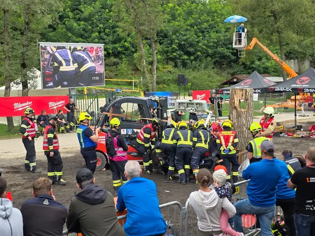 Nach Abarbeitung des Unfallszenarios, bekommen die teilnehmenden Teams die Möglichkeit mit den Schiedsrichtern und Patientendarstellern in der Feedbackrunde ihre individuellen Verbesserungspotentiale gemeinsam zu besprechen. | Foto: Wolfgang Zarl