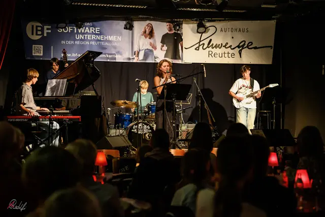 Die Band „Beatgeflüster", die schon mehrmals im Bezirk zu hören war und im Rahmen des Tiroler Kulturservice mit dem Projekt „Pop & Jazz goes to school“ verschiedene Schulen besuchte. | Foto: Alois Redolfi
