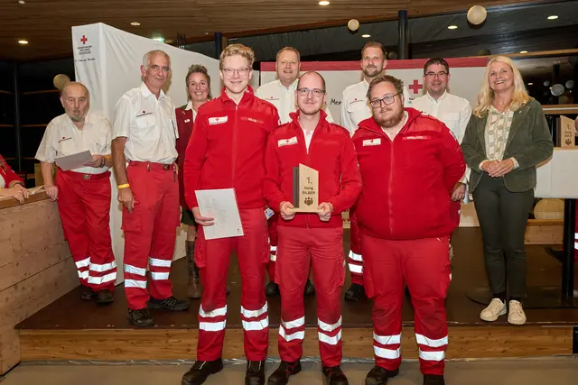 Gallneukirchen 1 überzeugte in der Silber-Wertung. Am Bild ist die Gruppe mit Heinrich Kliemstein, Roman Herndl, Ingrid Ruprechter, RK-Bezirksgeschäftsleiter Johannes Raab, Stefan Wagner, Jürgen Leitner und Landtagsabgeordneter Gertraud Scheiblberger (v. l.). | Foto: OÖRK/Andi Brugger