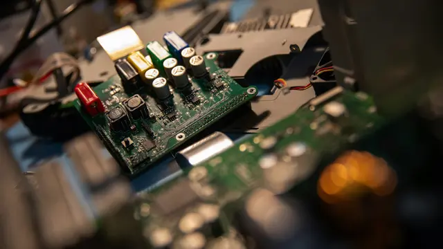 Elektrotechnik-Berufe sind bei den männlichen Lehrlingen beliebt. | Foto: Laurens van der Drift/Unsplash