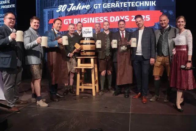 v.l.n.r.: Andreas Leyrer, Georg Hunger, MBA, Dr. Manfred Haimbuchner (Landeshauptmann-Stellvertreter), Gerhard Hunger (CEO Gerätetechnik), Christian Nimmervoll (COO Gerätetechnik), Christian Ernst (CFO Gerätetechnik), Timo Nimmervoll, Mag. Dr. Andreas Rabl (Bürgermeister Wels), Michael Nolte (Geschäftsleitung Gerätetechnik Deutschland), Thomas Egger (Geschäftsleitung Gerätetechnik), Michaela Hoffmann (DieModeratorin) | Foto: eventfoto.at / Foto Andreas Maringer