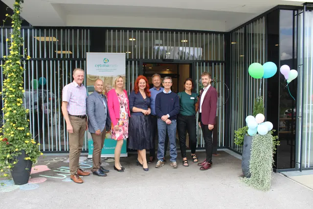 Von links nach rechts: Pflegedirektor Norbert Hilweg; Regionaldirektor Oliver Mühleder; Verwaltungsdirektorin Mag. Manuela Gruber; Landesrätin Cornelia Hagele; Alois Aschberger, ehemaliger Bürgermeister Gemeinde Wiesing; Dr. Georg Schreder, FA für Kinder- und Jugendheilkunde; Sandra Troppmair, Mitarbeiterin seit Eröffnung; René Steinberger, Schulleitung