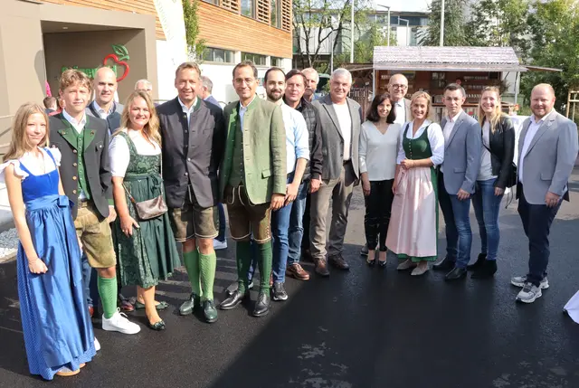 Zumindest zwei Generationen sind auf dem Foto mit den Gemeinderatsmitgliedern vertreten | Foto: Gerhard Langmann