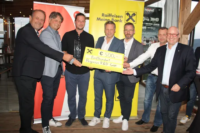 Die Vertreter des Wirtschaftsbunds mit Manuel Gestenbrand und Thomas Apfelthaler bei der Überreichung des Peter Kalcher-Awards | Foto: Cescutti