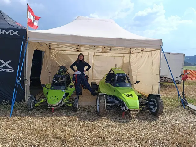 Sophie Scheuchenpflug darf ab heuer mit dem großen Buggy (r.) in der Erwachsenenklasse mitfahren. | Foto: Scheuchenpflug