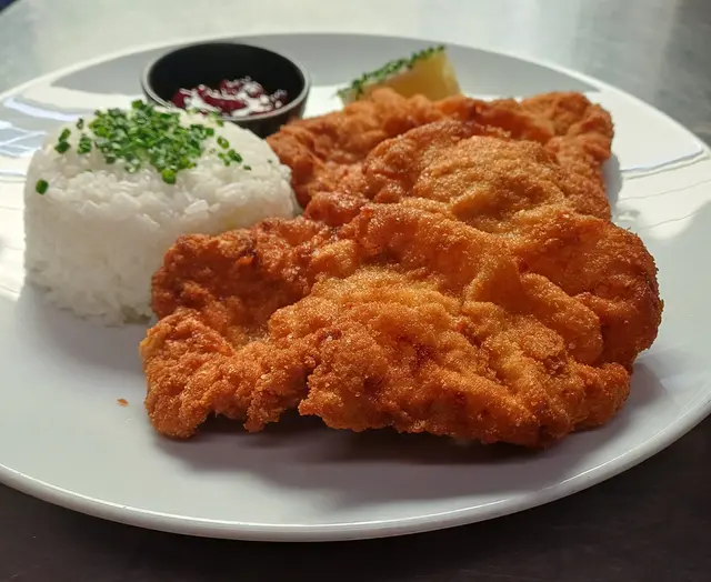 Ein Wiener Schnitzel wie es im Buche steht: Das Gasthaus Ruckendorfer in Eisenstadt sicherte sich den Titel "Beliebtestes Wiener Schnitzel des Burgenlands".  | Foto: Ruckendorfer