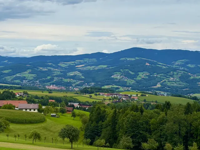 Traumhafte Aussicht vom Rabenwald auf das Pöllauer Tal und seine beiden Landmarken, das Schloss Pöllau mit seinem „Steirischen Petersdom“, und das hochgotische Juwel der Wallfahrtskirche Pöllauberg. | Foto: MeinBezirk/ Margot Jeitler