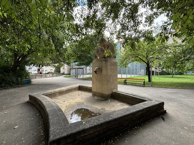 Der Park mit der Bärenstatue ist bei umliegenden Schülerinnen und Schülern beliebt. Aber auch Obdachlose, Feierlustige und Drogenkonsumenten suchen den Park öfters auf. Das schafft eine Konfliktstelle. | Foto: Nathanael Peterlini/MeinBezirk