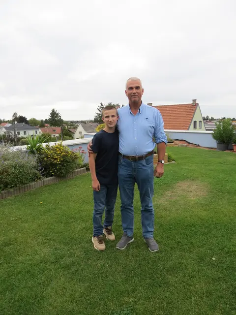 Der 11-jährige Sohn Marcel von Reinhard Müller interessiert sich schon jetzt für die begrünten Flächen. | Foto: Sabine Krammer/MeinBezirk