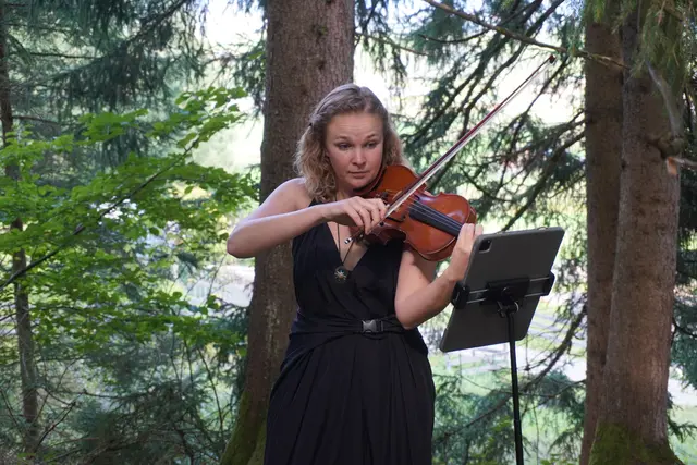 Annette Fritz zeigte ihr Können auf der Geige.  | Foto: AMG
