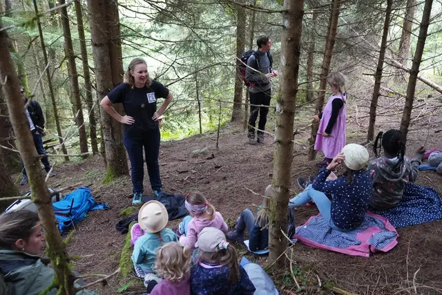 Mit den unterschiedlichsten Materialien aus dem Wald können Geräusche gemacht werden.  | Foto: AMG