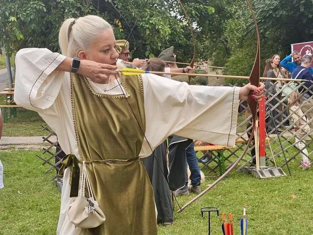 Sonja versuchte ihr Geschick beim Bogenschießen. Sie erwies sich als sehr treffsicher! | Foto: Markus Kahrer