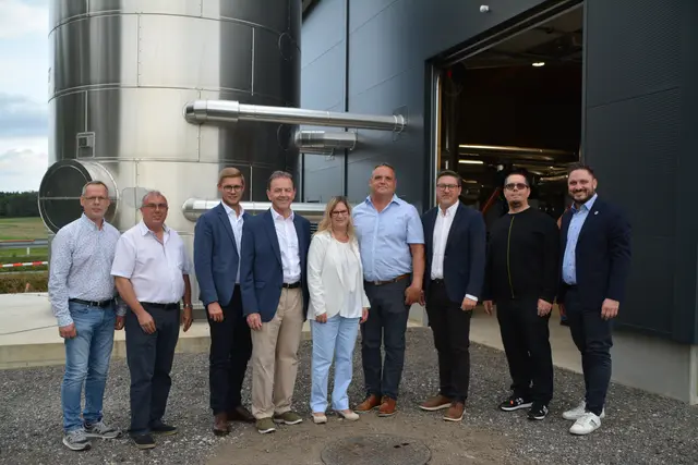 Bürgermeister Thomas Niklos, Gemeindevorstand Gerald Freiberger, Anton Klug und die Firma Riebenbauer trugen maßgeblich zur Umsetzung des Projekts bei. | Foto: Rosenberger Victoria