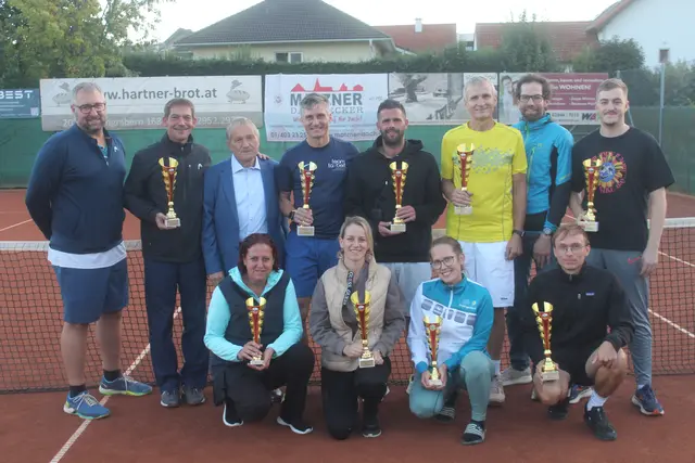 Der UTC Schöngrabern mit Wolfgang Gamauf (links) bedankte sich bei Wolfram Hitz (2.v.r.) für die gesponserten Pokale. | Foto: arbes