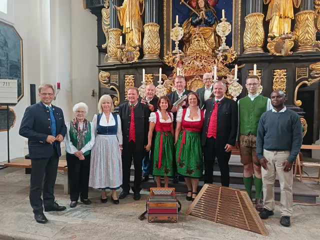 Pfarrer David Simon leitete den Gottesdienst der Volksmusikanten-Wallfahrt, bei dem auch zwei handgefertigte Holzbänke von der Frauenbewegung und der Bastelrunde an die Wallfahrtskirche übergeben wurden.
| Foto: Gottfried Hubmann