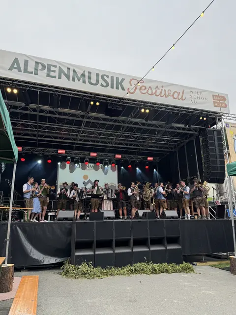 Musik im Hochtal auf einer Bühne vereint: Die Wildschönau feierte das erste Alpenmusik Festival in Oberau.  | Foto: Barbara Fluckinger